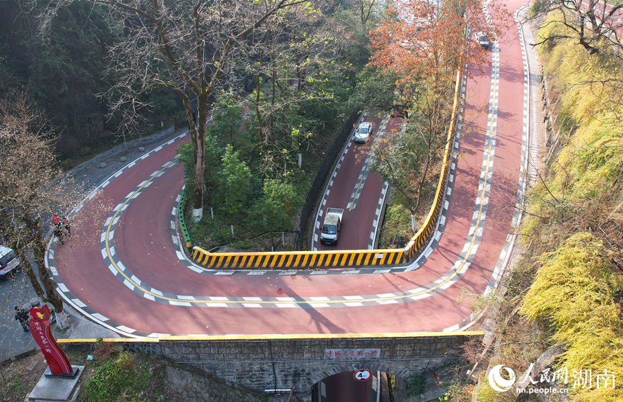 矮寨盘山公路”中国立交第一桥“弯道处。人民网记者 刘宾摄