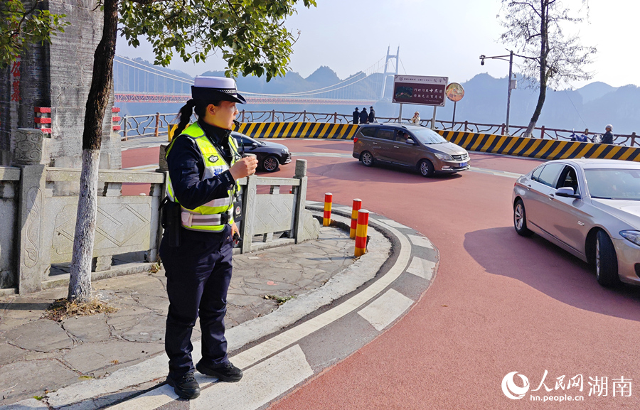 聂秦在山路上指挥交通。人民网记者 刘宾摄