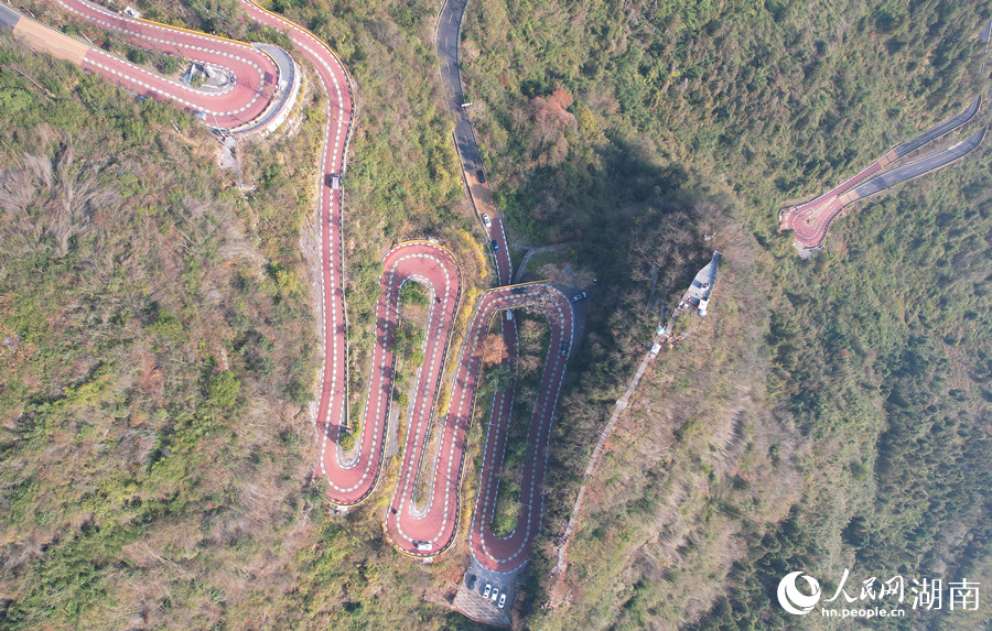 矮寨盘山公路。人民网记者 刘宾摄