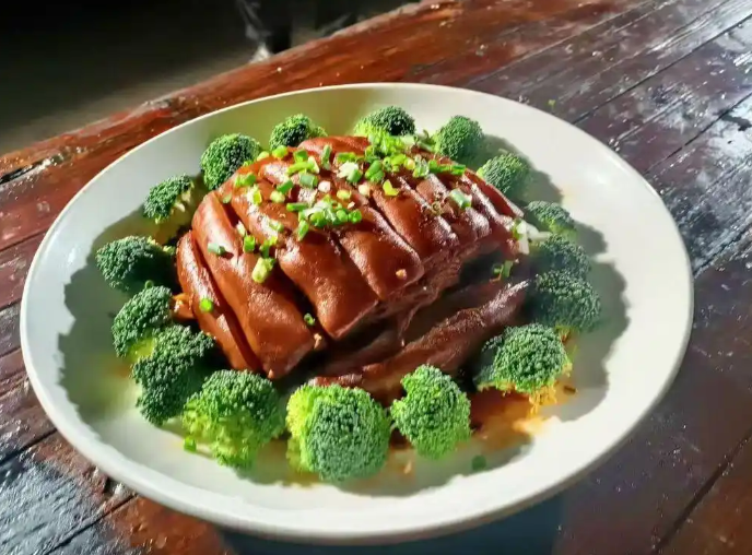 一食一美味,一味一世界——评歌曲《让世界知道牛扣的味道》