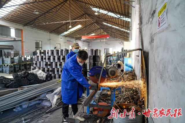 甘肃秦安：岁末年初冲刺忙 生产线上涌春潮