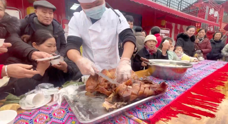 年味儿藏不住 各地把“家的味道”端上街头