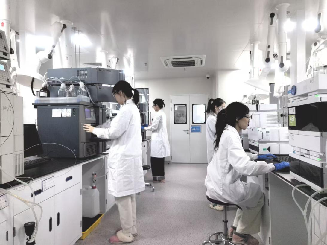 科研人员正仔细监控各项数据（受访者供图）