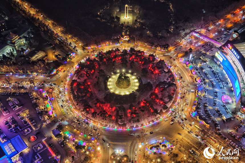 被节日华灯扮靓的长春新民广场。人民网记者 李洋摄