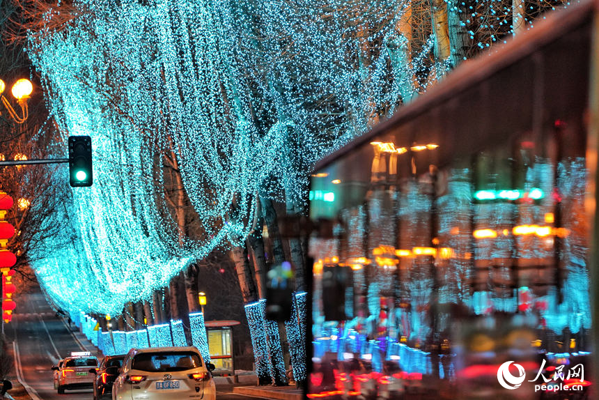 被灯光装扮的人民大街。人民网记者 李洋摄