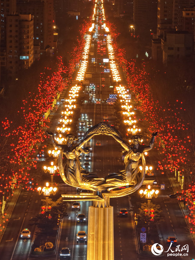 大红灯笼扮靓人民大街。人民网记者 李洋摄