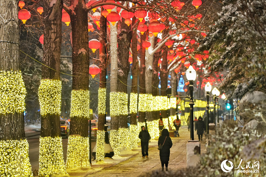 新民大街沿线挂起的红灯笼。人民网记者 李洋摄