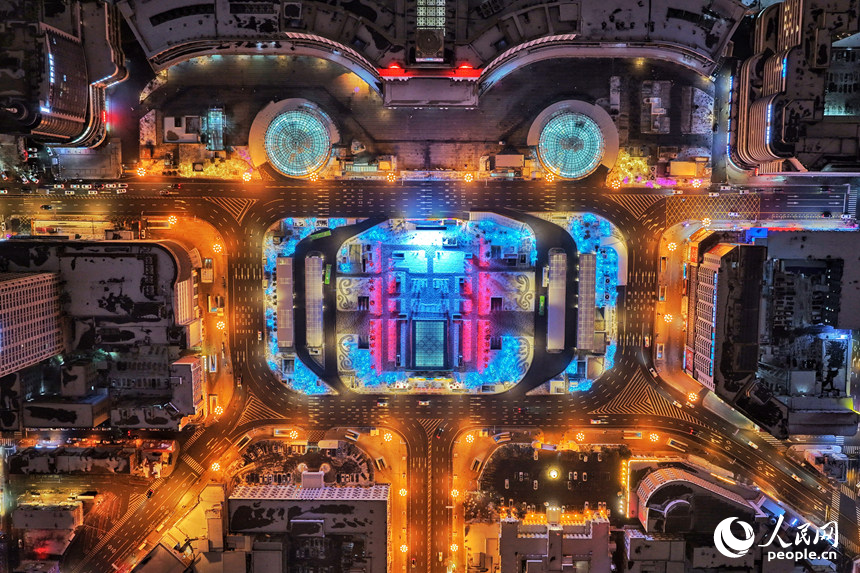 长春火车站南广场灯光璀璨。人民网记者 李洋摄