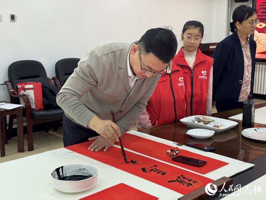 来自长春美术馆（长春书画院）的书画家们现场挥毫。人民网记者 李思玥摄