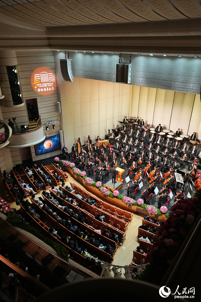 观众在吉林省音乐厅欣赏交响乐。人民网记者 李洋摄