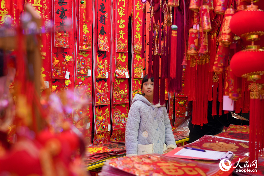 市民在年货店内精心挑选新春装饰。 人民网 涂诗轩摄