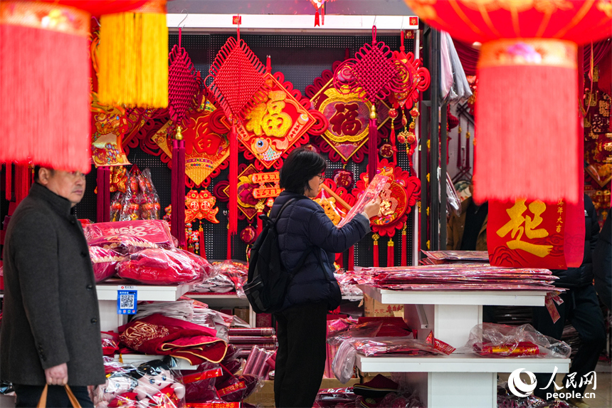 市民在年货店内精心挑选新春装饰。 人民网 涂诗轩摄