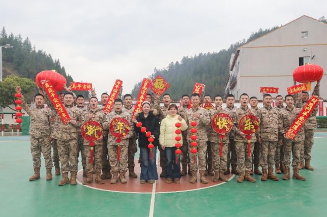 武警重庆官兵六年帮扶，女孩圆梦大学军营过年