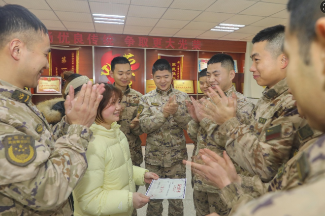 武警重庆官兵六年帮扶，女孩圆梦大学军营过年