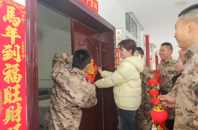 武警重庆官兵六年帮扶，女孩圆梦大学军营过年