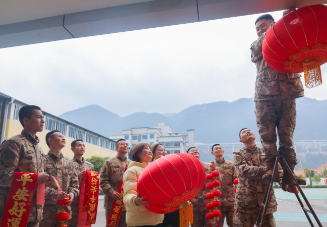 武警重庆官兵六年帮扶，女孩圆梦大学军营过年