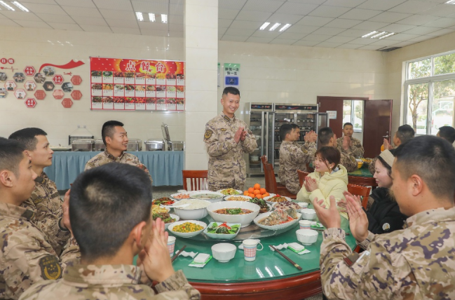 武警重庆官兵六年帮扶，女孩圆梦大学军营过年