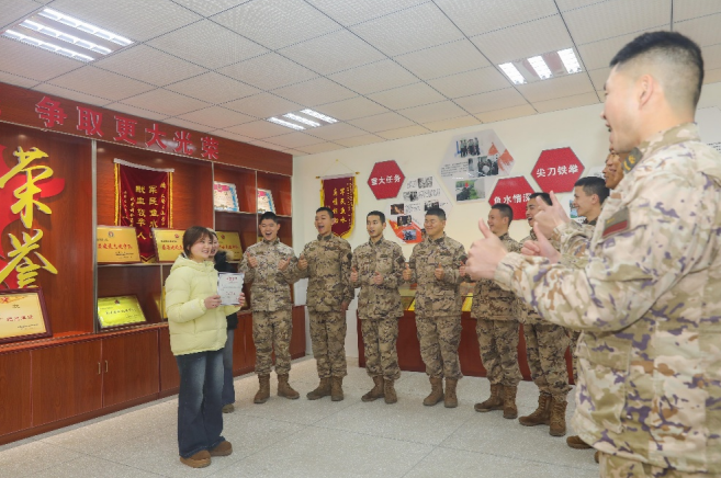 武警重庆官兵六年帮扶，女孩圆梦大学军营过年
