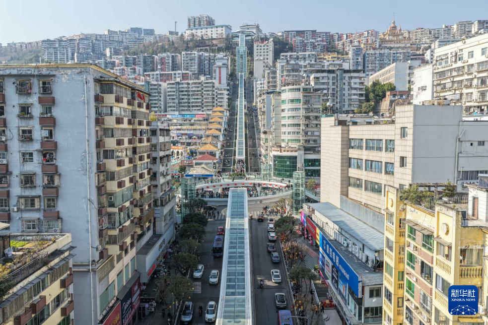 重庆巫山“神女大扶梯”开启测试运行