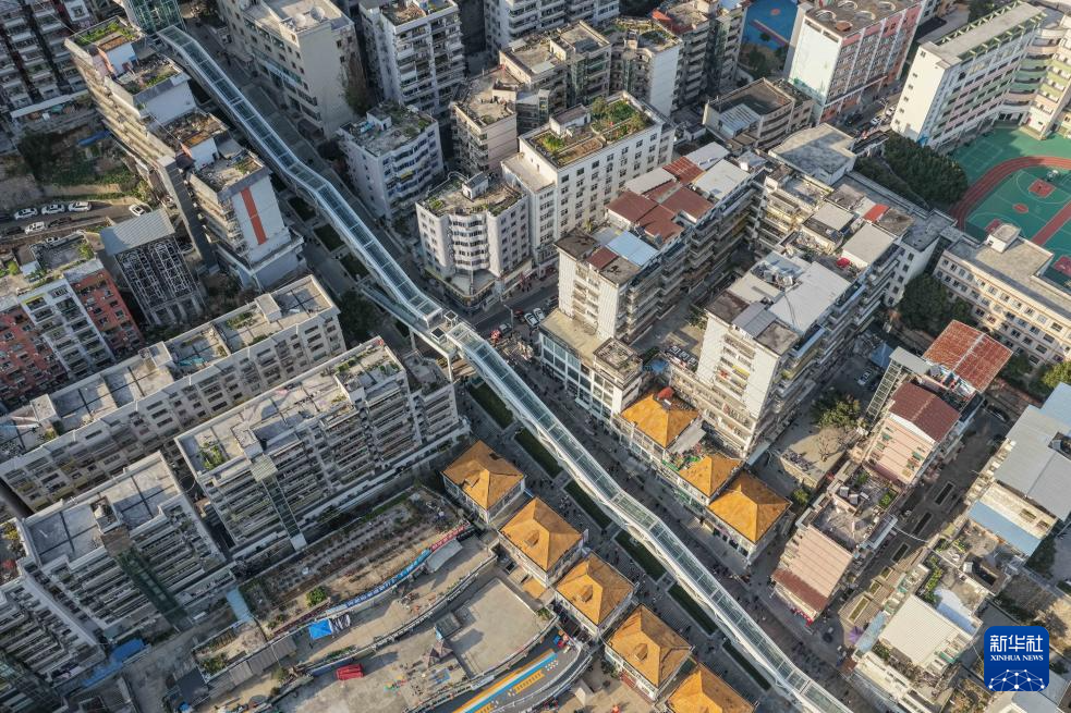 重庆巫山“神女大扶梯”开启测试运行