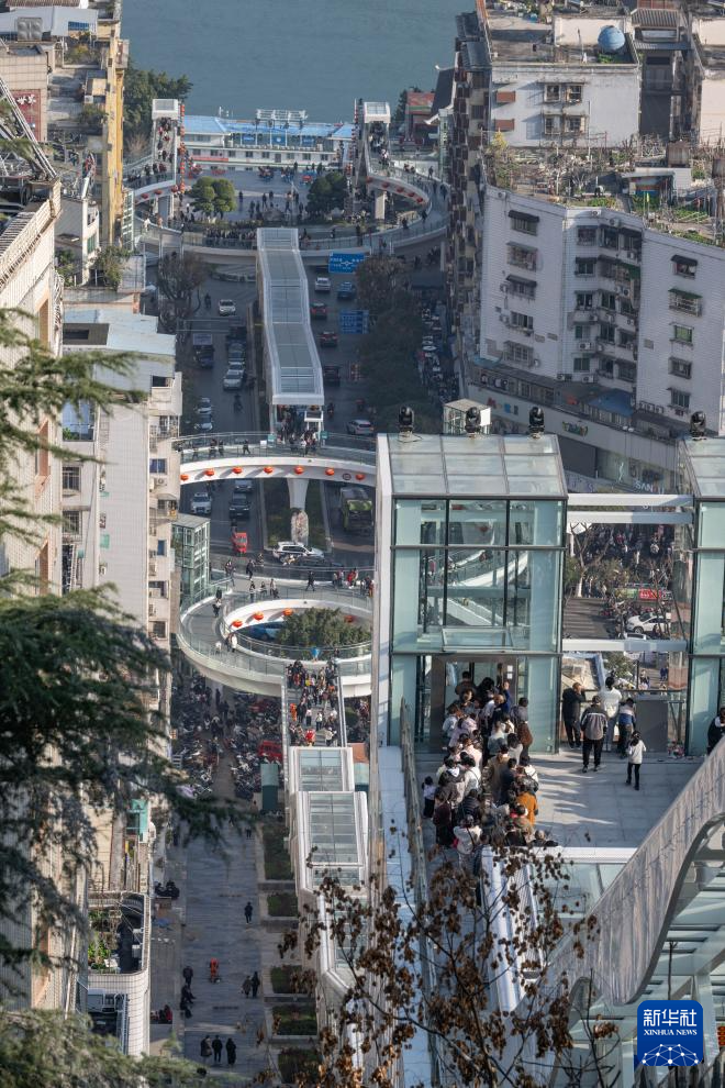 重庆巫山“神女大扶梯”开启测试运行