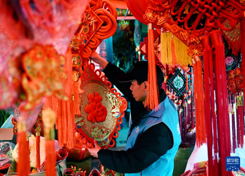 新春走基层丨乡村“跑腿员”把过年的“牵挂”送回家(图1)