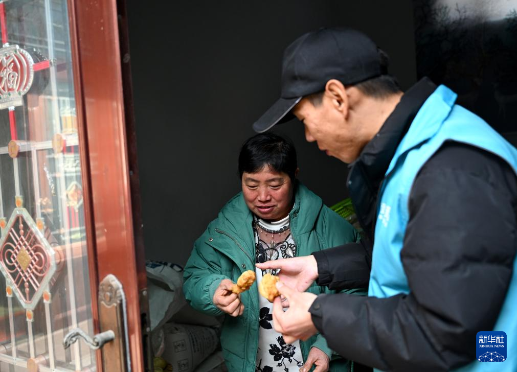 新春走基层丨乡村“跑腿员”把过年的“牵挂”送回家(图10)