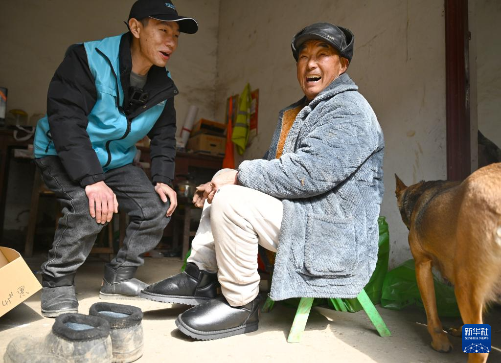 新春走基层丨乡村“跑腿员”把过年的“牵挂”送回家(图11)