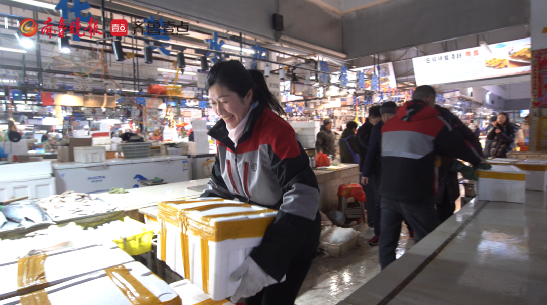 新春走基层|一箱箱海鲜发全国,快递小哥当好日照美味“搬运工” 新春走基层|一箱箱海鲜发全国,快递小哥当好日照美味“搬运工”