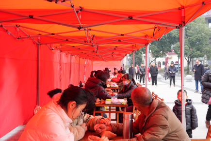 重庆中医药学院留小忠师承班春节义诊送上“健康年货”