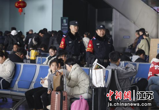 民警在淮安东站候车室内开展治安巡逻。淮安东站派出所 供图