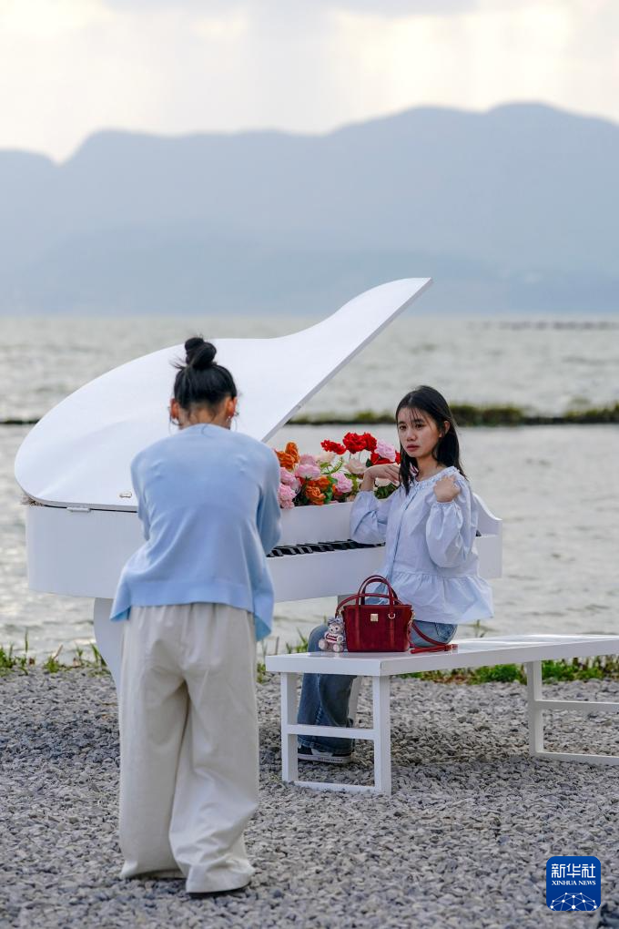 春日滇池引客来