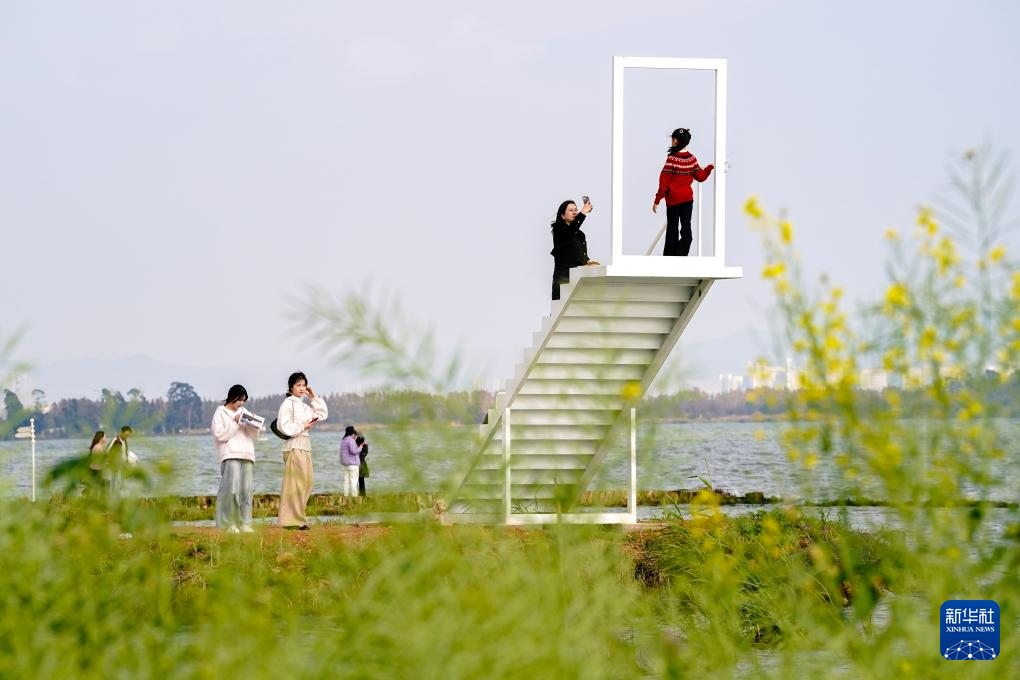 春日滇池引客来