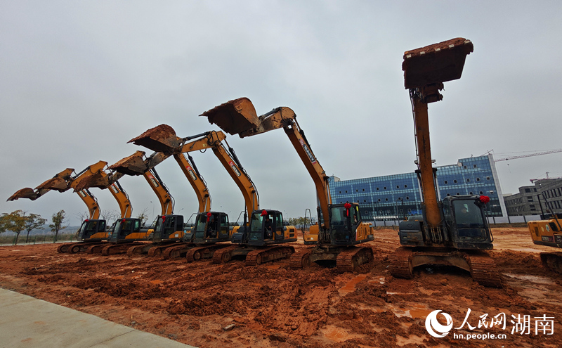 机器轰鸣开工忙。人民网记者 刘宾摄
