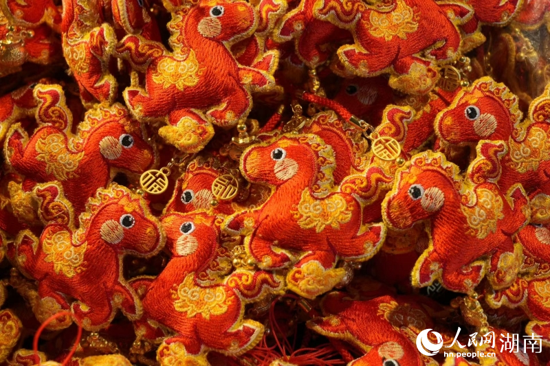 小红马挂件。人民网记者 刘汕摄