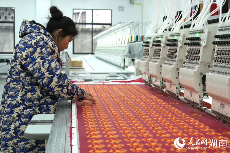 自动化苗绣生产车间。人民网记者 刘汕摄