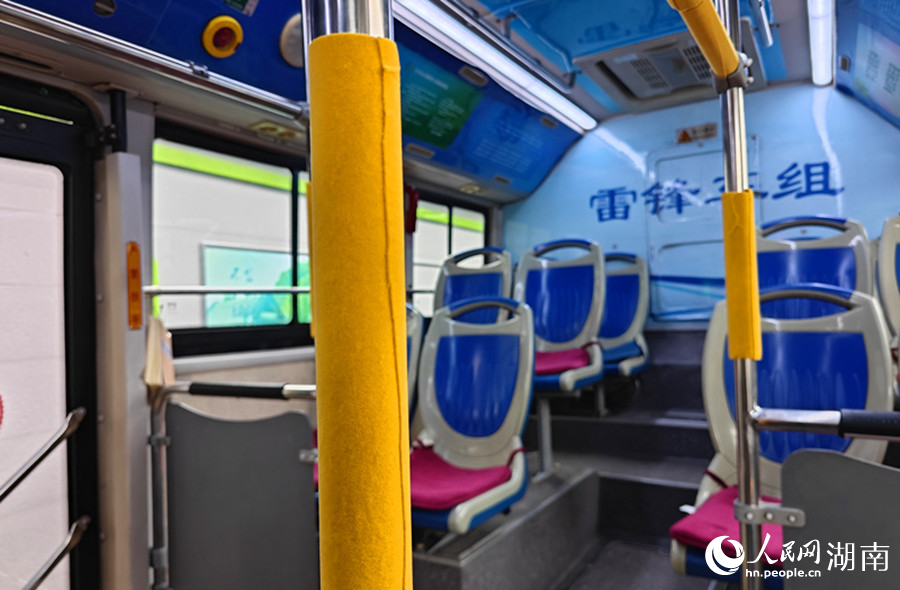 车内扶手上贴心地贴上了绒布。人民网记者 刘宾摄