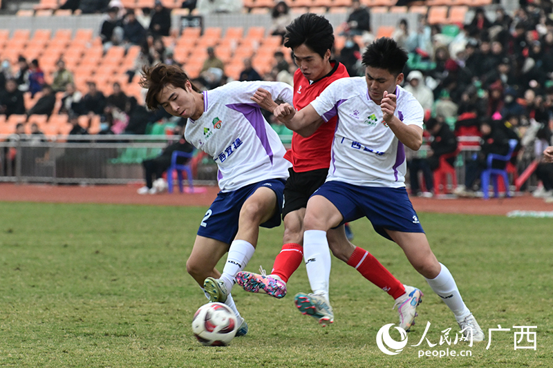 符景（中）在比赛中。人民网记者 雷琦竣摄