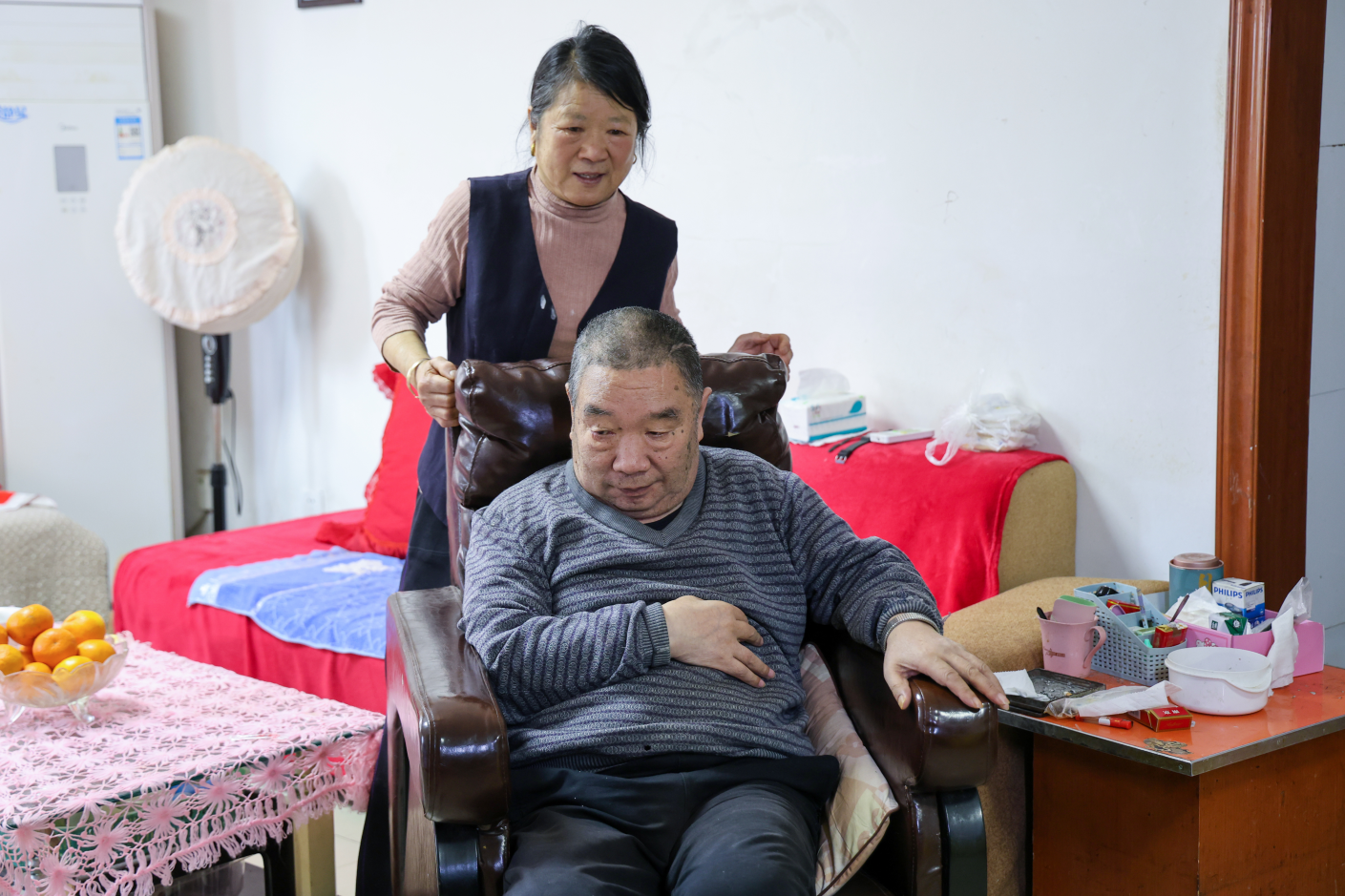 27年如一日！卢正霞以爱为肩，撑起小家温暖邻里