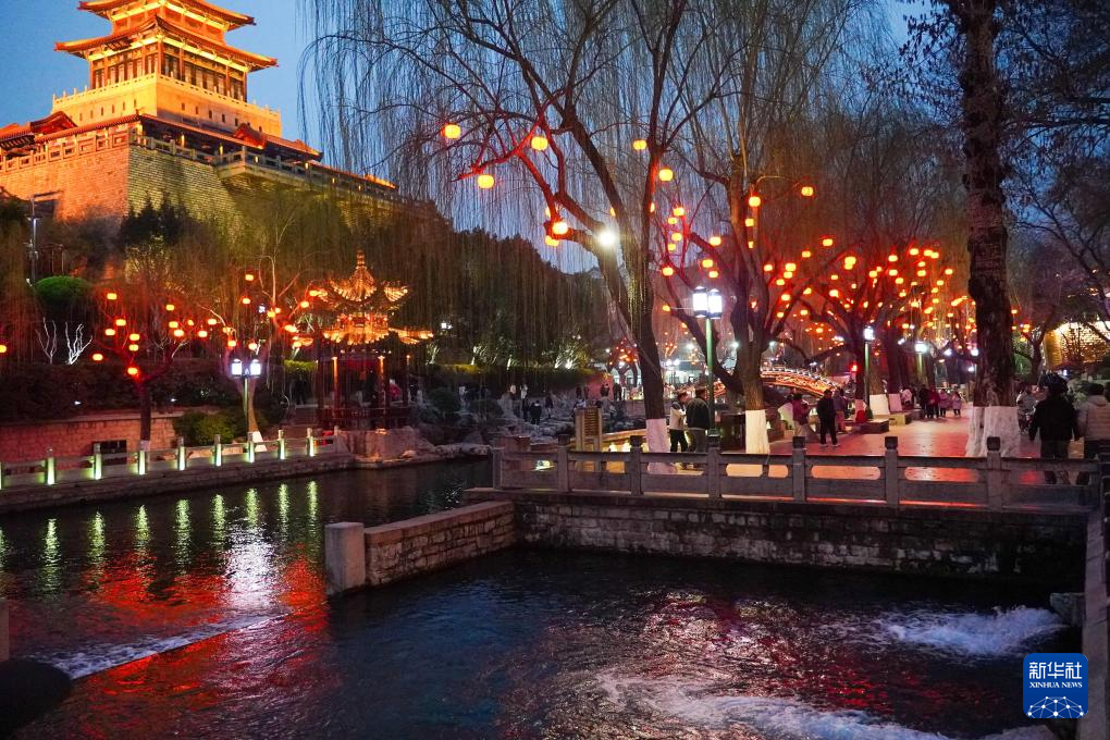 济南:泉水映彩灯 璀璨迎元宵