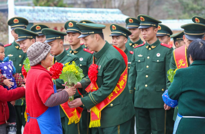 武警官兵卸甲荣归 驻地群众深情相送