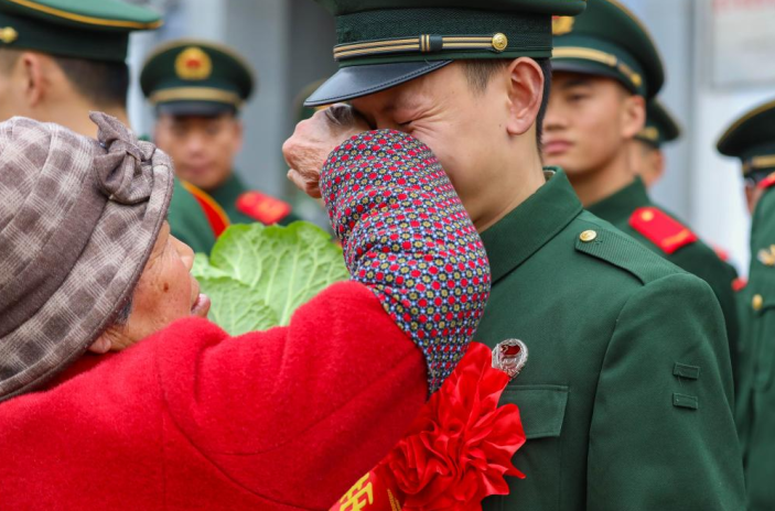 武警官兵卸甲荣归 驻地群众深情相送