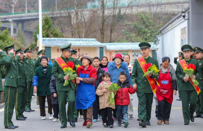 武警官兵卸甲荣归 驻地群众深情相送