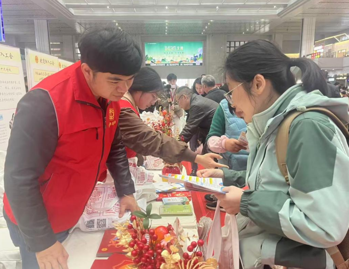 春风送法暖归途 重庆工会连续11年送法进车站