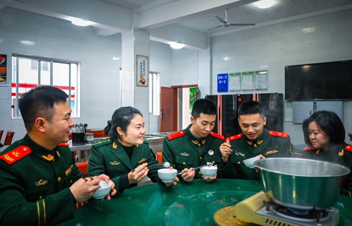 军营包元宵，年味更暖心