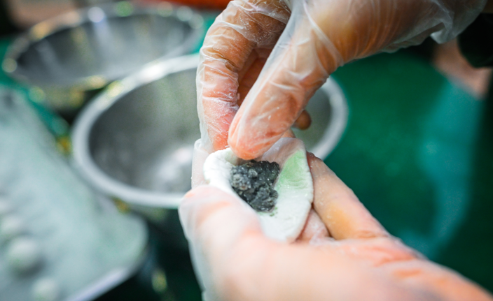 军营包元宵，年味更暖心