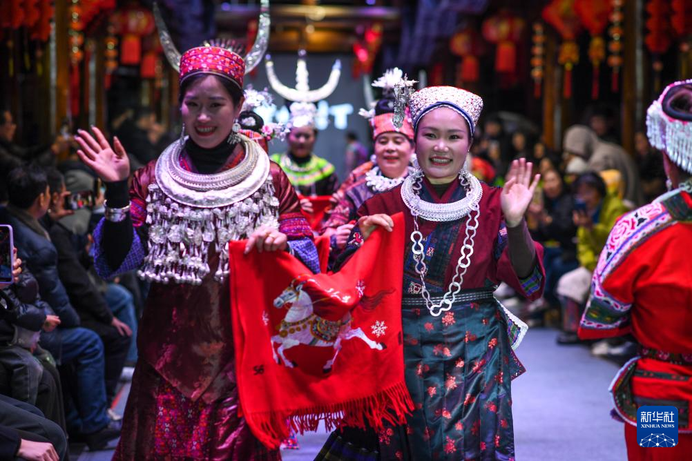 贵州凯里:“村T”舞台秀民族服饰之美