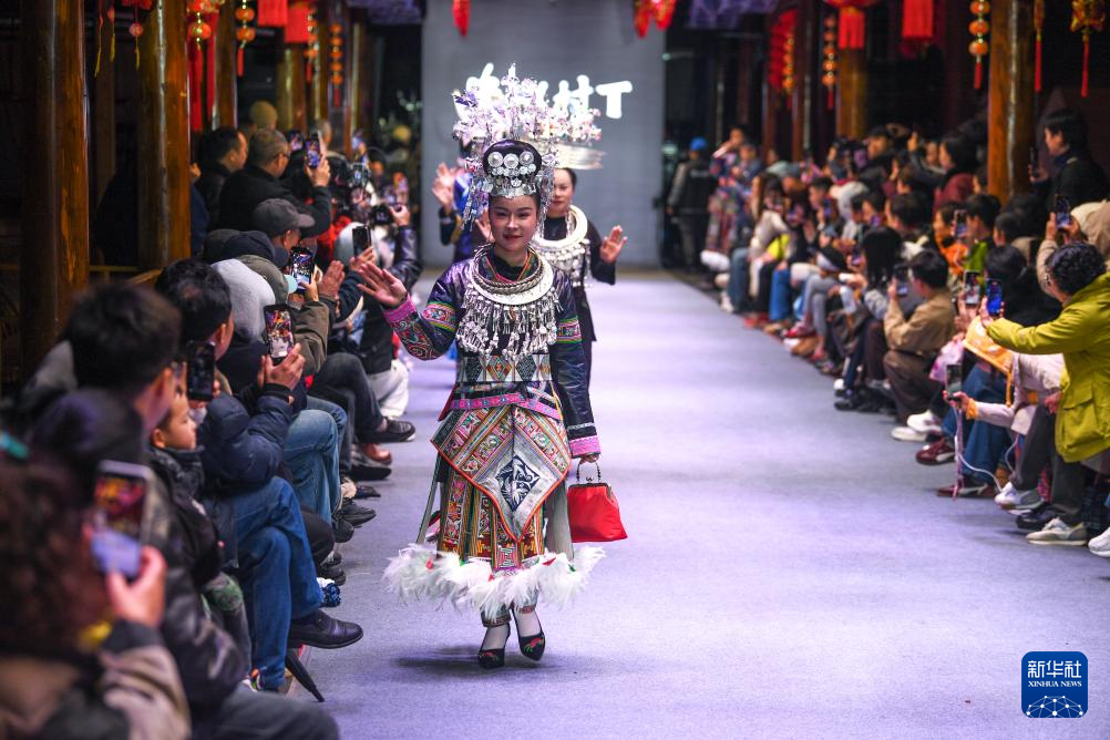 贵州凯里:“村T”舞台秀民族服饰之美