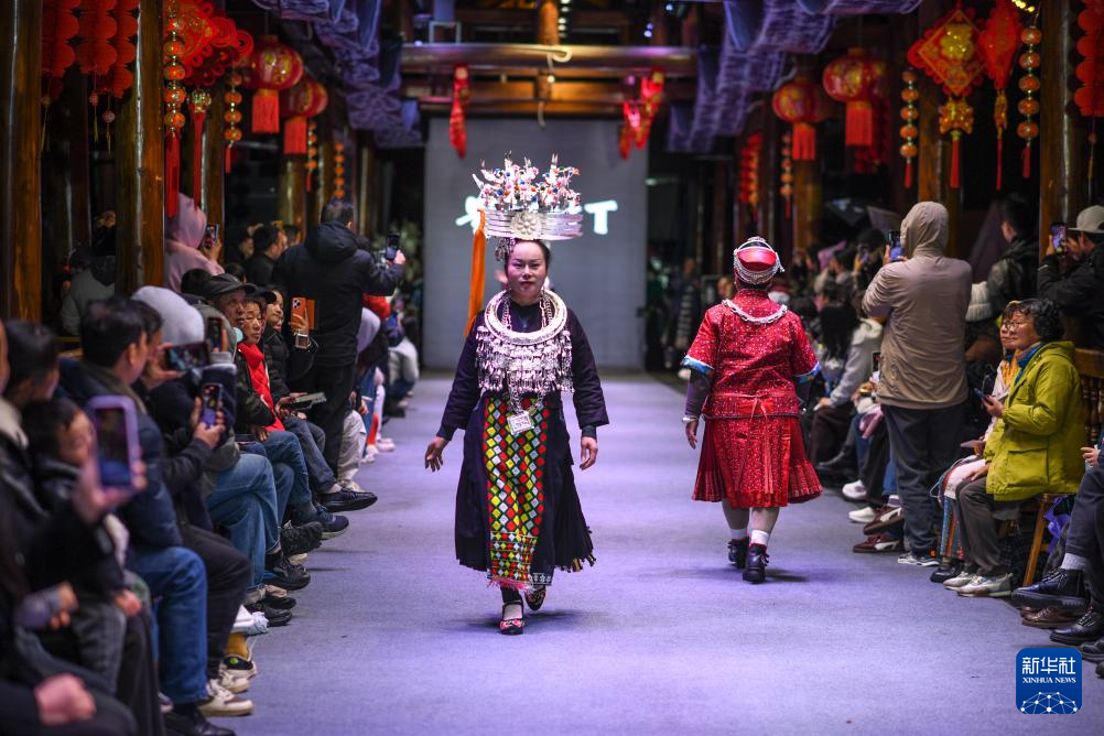 贵州凯里:“村T”舞台秀民族服饰之美