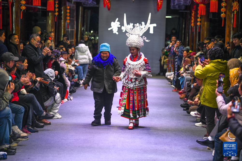 贵州凯里:“村T”舞台秀民族服饰之美